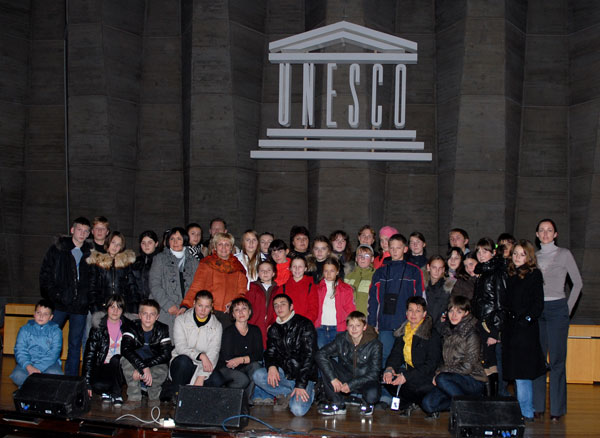 Groupe de scolaires ukrainiens à l'UNESCO.