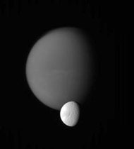 Titan et Tethis par la sonde Cassini.