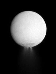 Jets sur Encelade, par la sonde Cassini.