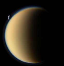 Tethys et Titan par la sonde Cassini.