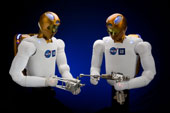 Robots R2 de la NASA et General Motors.