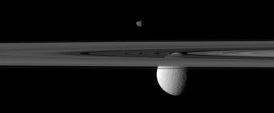 Rhea et Janus par Cassini.