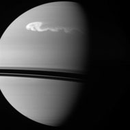 La planète Saturne par la sonde Cassini.