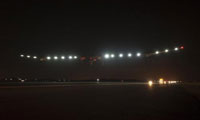 Solar Impulse se pose à Rabat. Image de  Fred Merz.