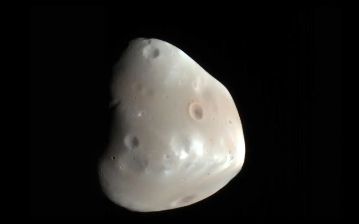 deimos-1920x1200-1.jpg, août 2026