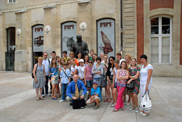Groupe de scolaires ukrainiens devant le Musée des Arts et Métiers à Paris.