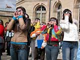 Groupe d'Ukraine avec lunettes spéciales éclipse